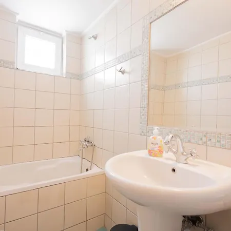 Malvina Homes Knossou Daire *